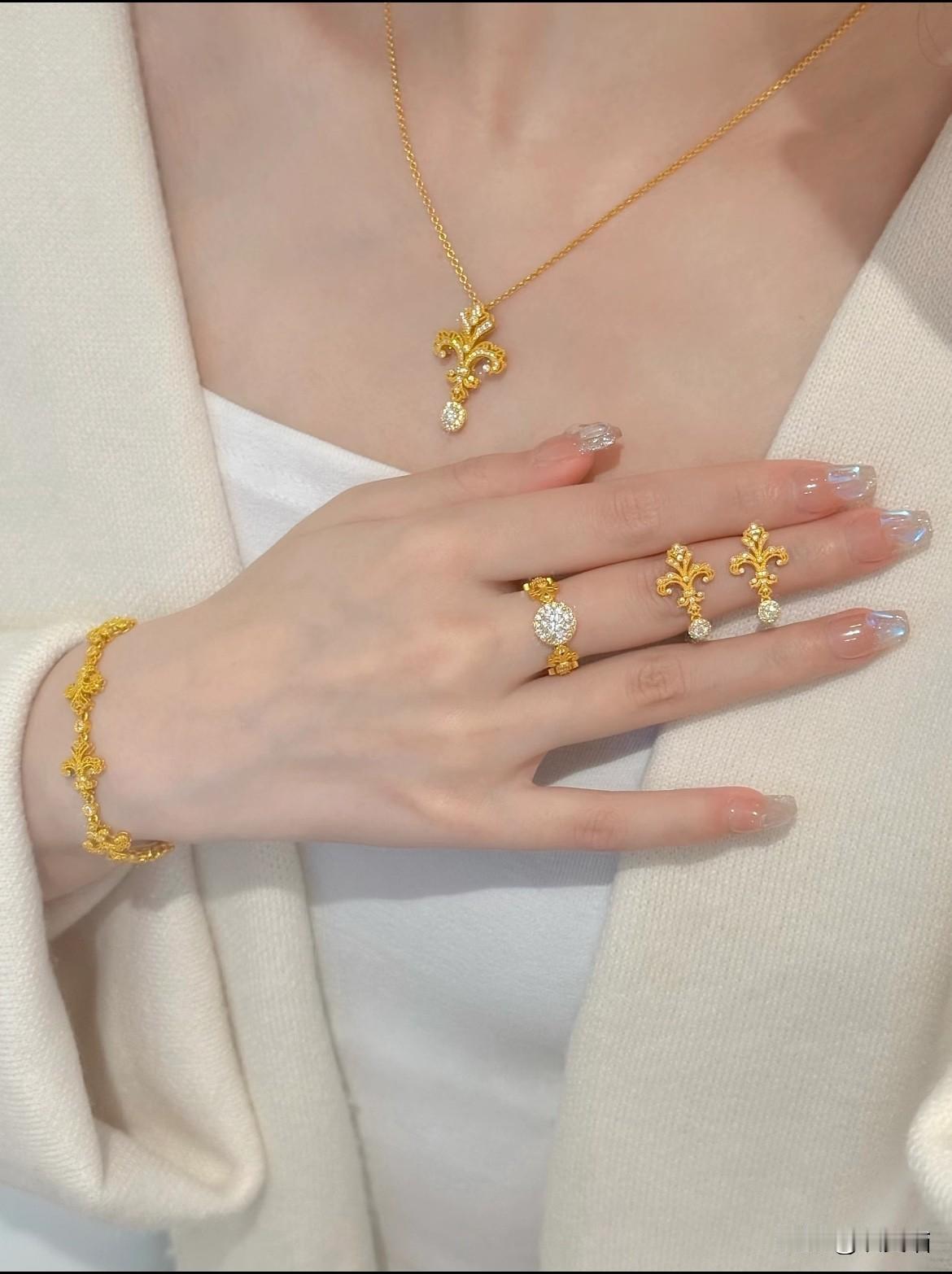 听句劝！现在还把金项链、金手镯戴出门，不是炫富是给自个儿招灾！周大福、老