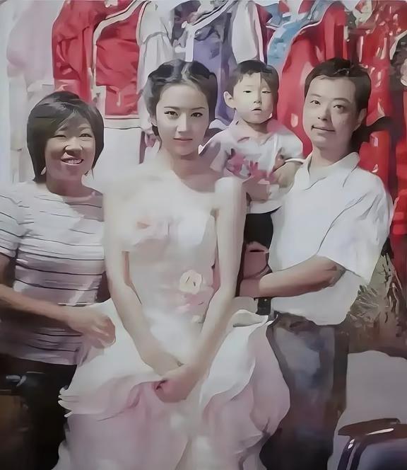 这张泛着旧时光质感的老照片里，这位清纯如露、美得让人一眼难忘的女孩，究竟是黄圣依