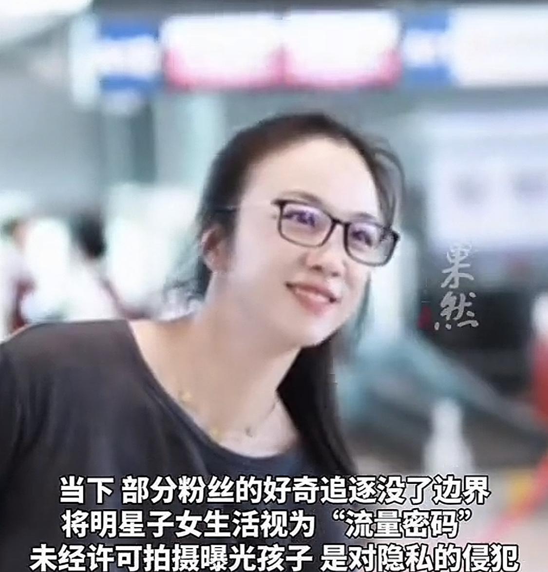 这是逆生长了吧！大黑框眼镜一戴，马尾辫一扎，再加上白皙的皮肤，这不就是妥妥的大
