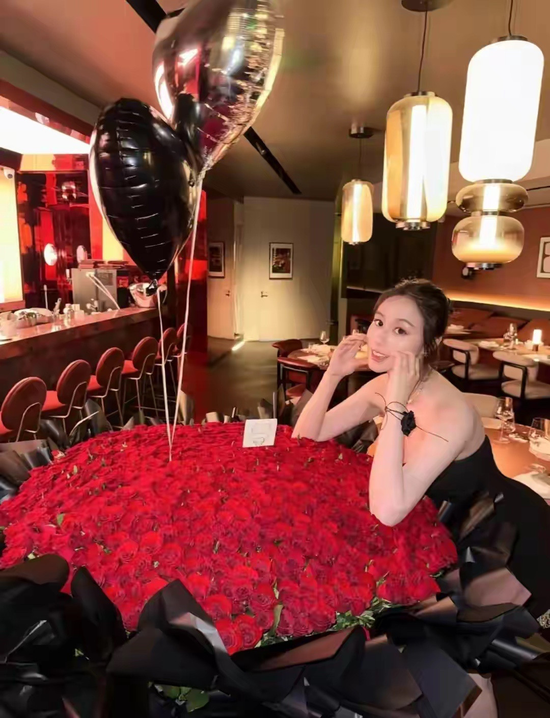 赌王小女儿庆27岁生日，何超欣穿黑色抹胸裙，身材超棒、好美！赌王小女儿何超欣，已