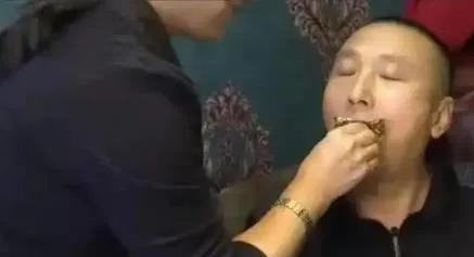 57岁大姐相亲，与大叔一见钟情，就在两个人共进午餐时，大叔突然起身说是去趟卫生间