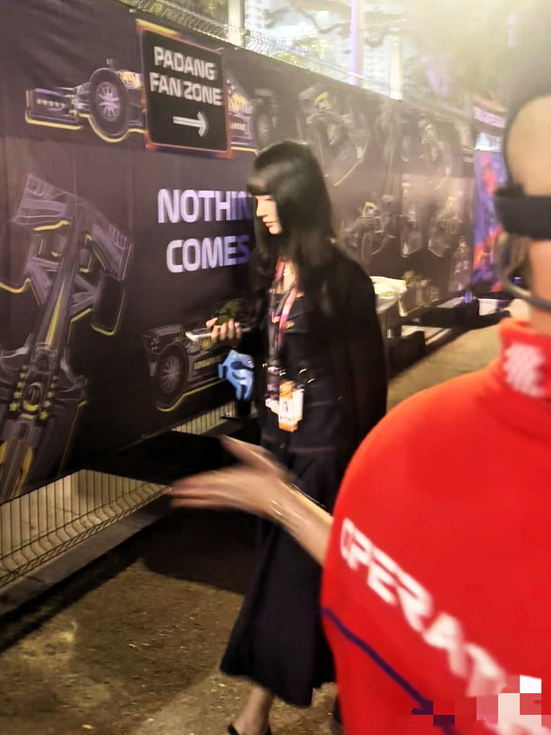 林俊杰的女友七七，现身新加坡F1，陪男友演出！据说这姑娘是2001年出生的，今年才25岁，大学毕业没
