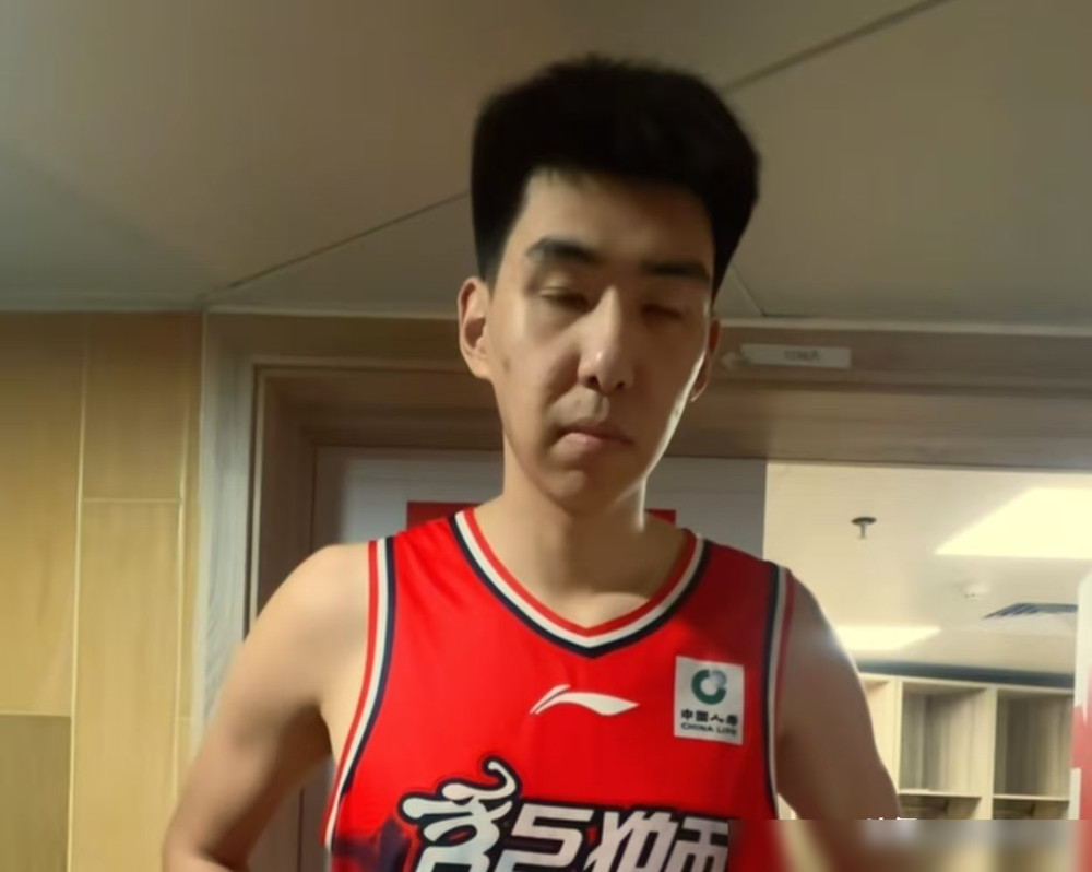 徐昕把梯子递到嘴边，杜锋连看都不看一眼，这比当众骂人还狠。你看徐昕...