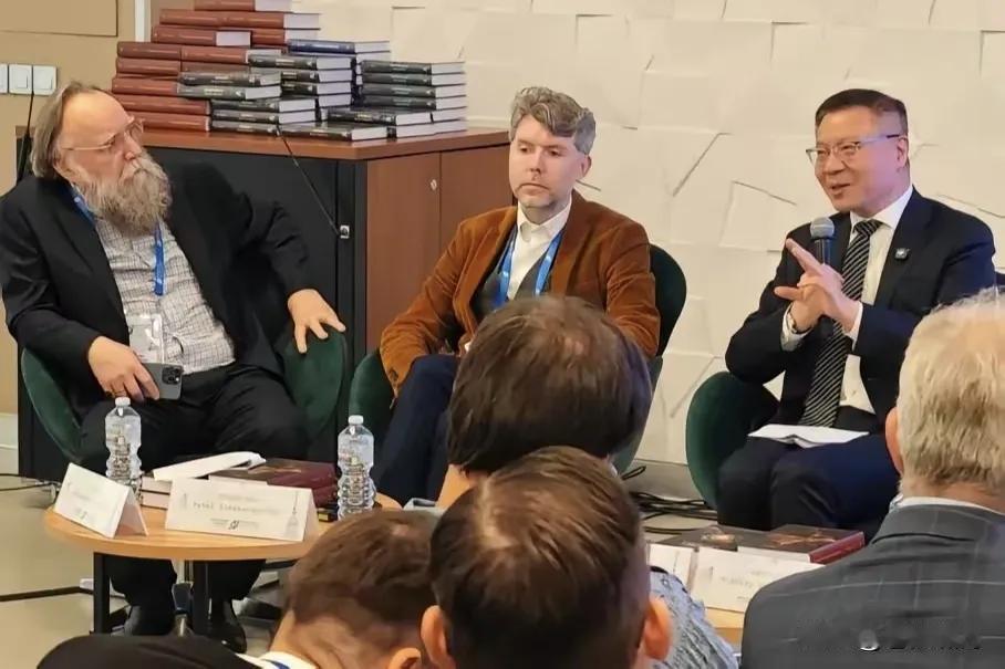 【不知下次还有没有机会去莫斯科？】这次大师又去莫斯科，见到了老朋友杜金演讲主