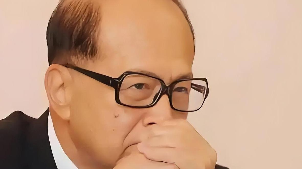 李嘉诚彻底失算！中不留、美不收，一代资本大佬终栽跟头一生精于算计、左右逢源