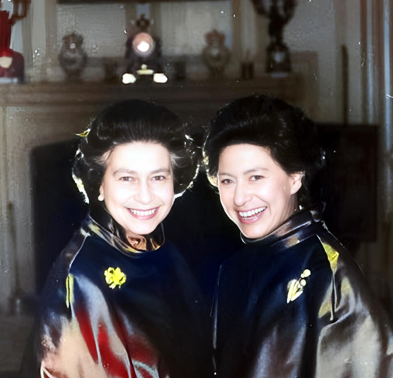 这是1980年伊丽莎白二世女王与妹妹玛格丽特公主在白金汉宫拍合影庆祝母亲伊丽莎白