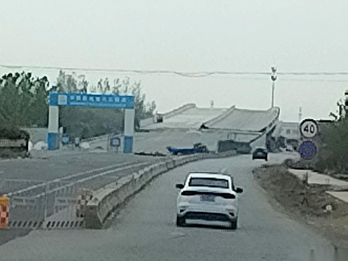 油门踩下去，车轮只滚了半圈，又死死刹住。前面红色的刹车灯，一片连着一片，像条不