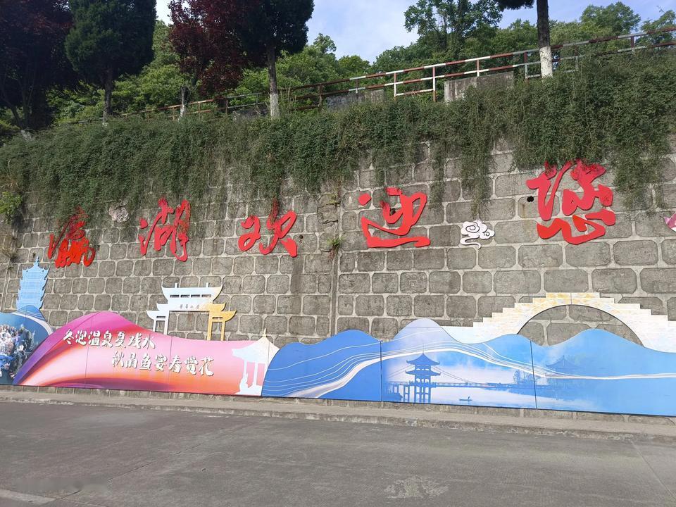 去了瀛湖，据说是西北地区最大的人工湖。水绿得发蓝，应该很深，唯一不好的体验，是那