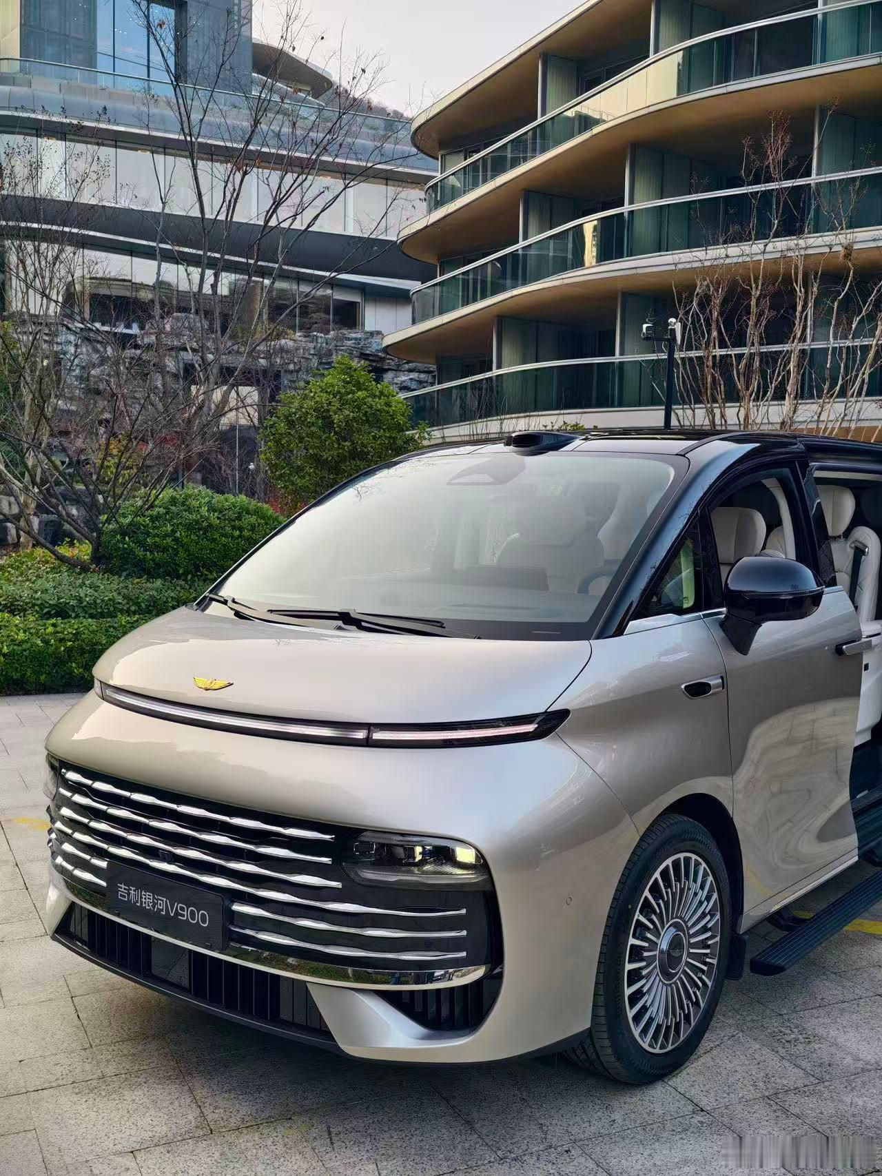 今天在湘湖参加了吉利银河V900品鉴会，是一款中大型增程式MPV，尺寸贼大，座位