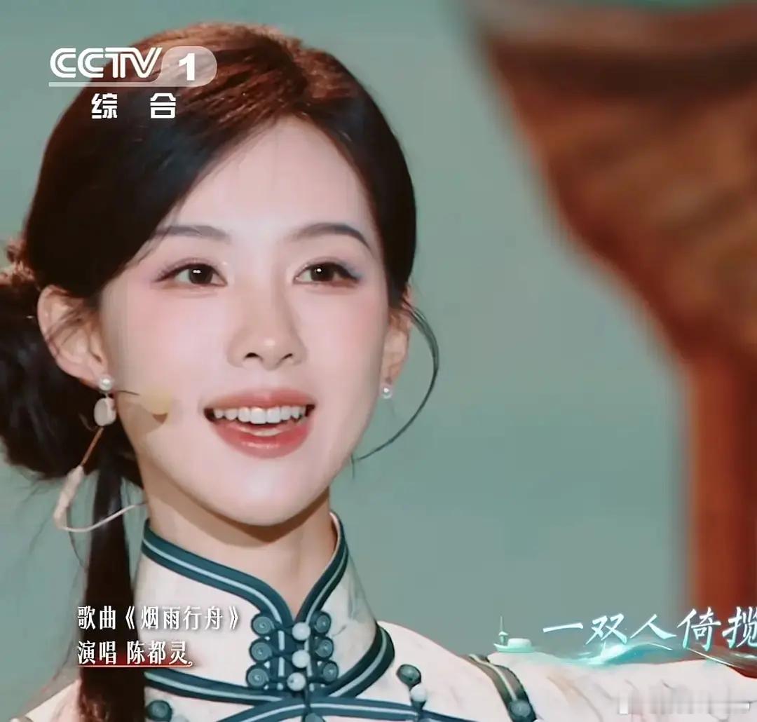 陈都灵闪现非遗晚会古典美人，衣服妆容也好漂亮