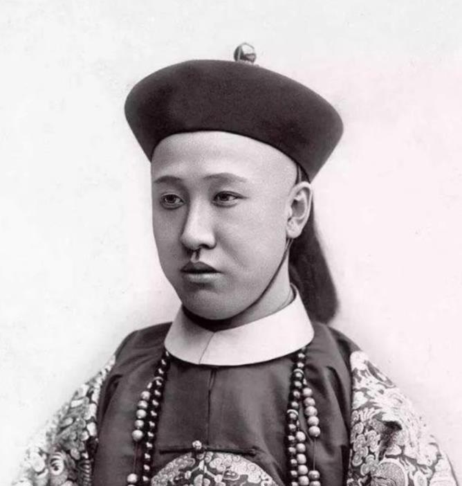1950年，67岁的清朝摄政王载沣因王府东墙被春雨泡塌，修墙缺钱，决定卖掉醇亲王