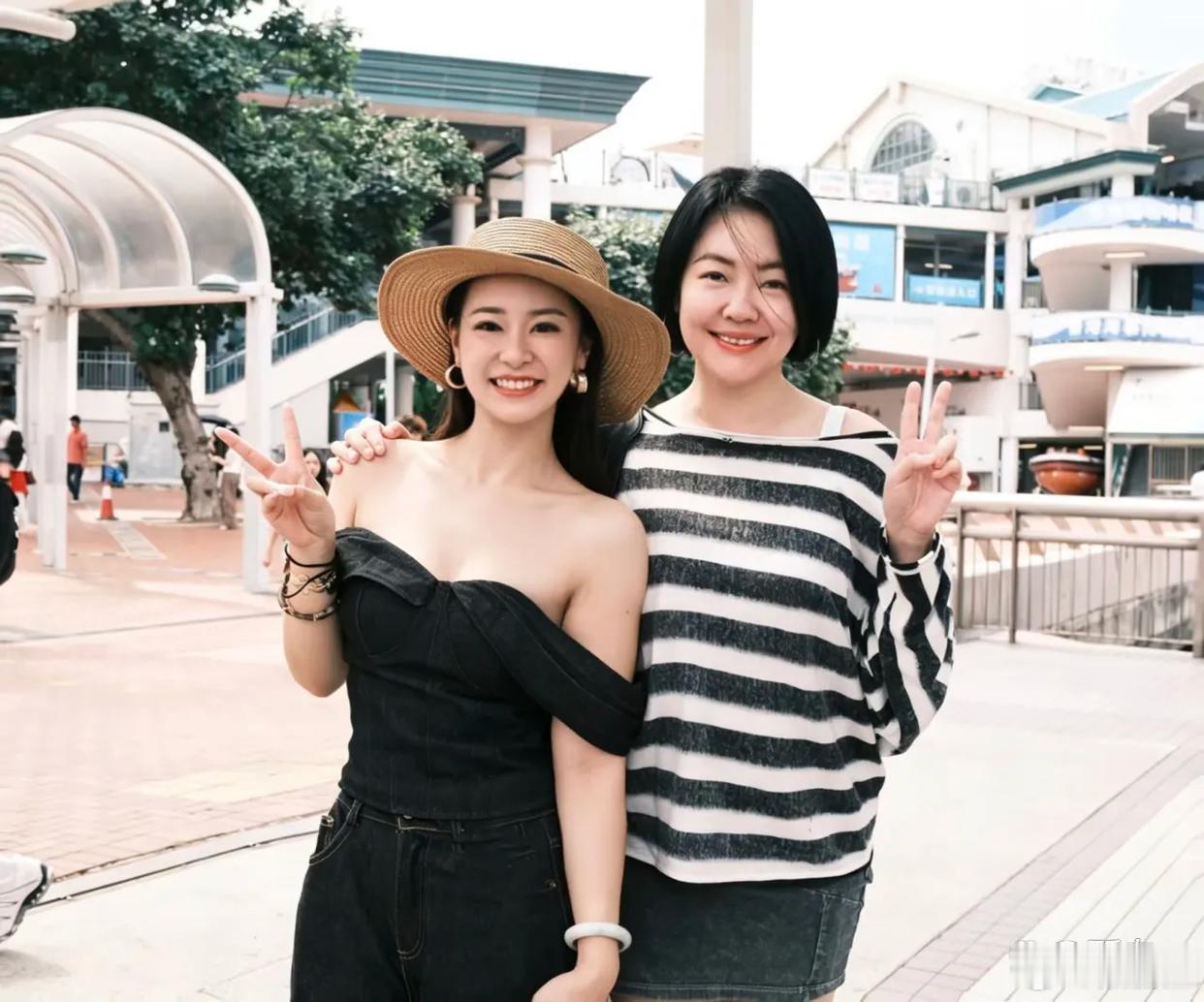 48岁小S和老公许雅钧现身香港旅游，夫妻俩一起坐船出海观光