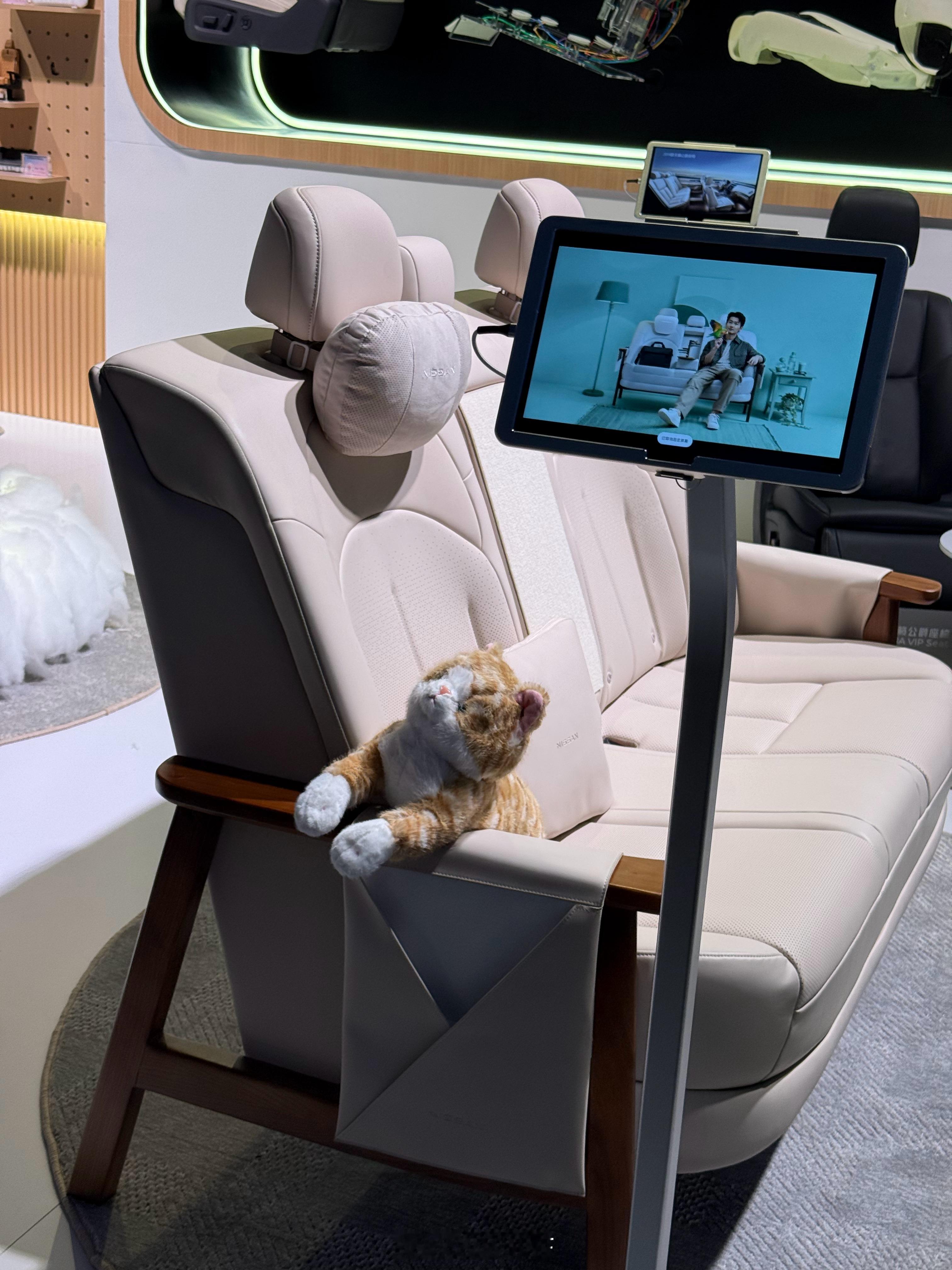 ber东风日产下一步是不是要进军家居市场了，这连家用沙发都造出来了这应该是N6车