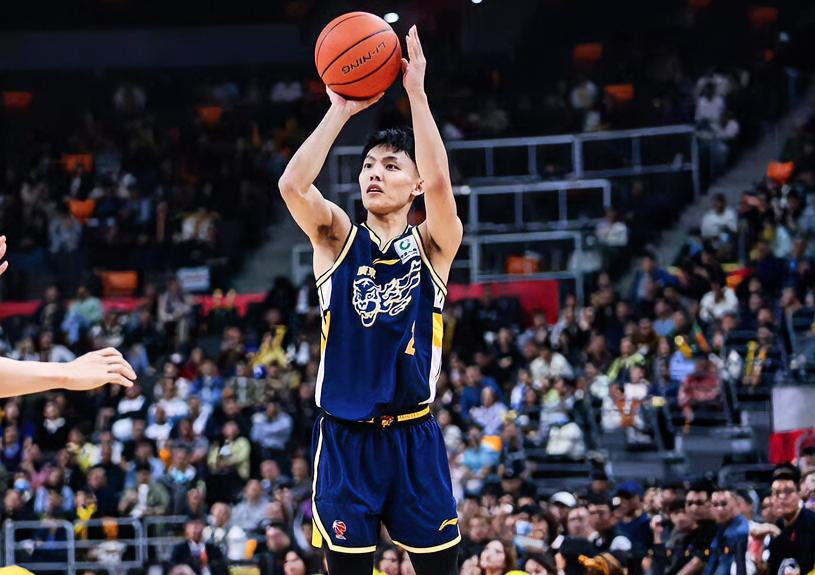 徐杰：胡椒仔，这赛季被上海三杀+内线被爆出翔+第三节单节11分直接崩盘，你咋想？