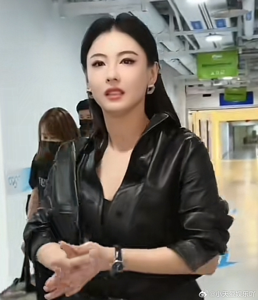 张柏芝演唱会近照大变样！张柏芝北京冰丝带MarsX演唱会现场直拍曝光，一身黑皮
