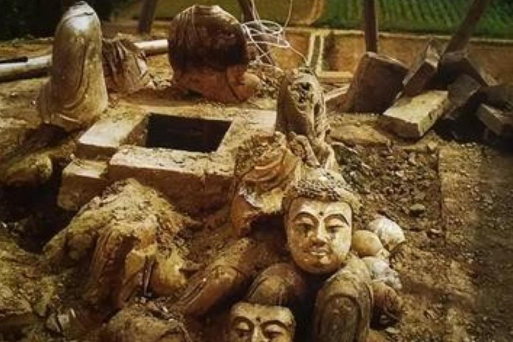 1990年，一工人爬上银川一座古塔，意外发现一洞穴放满珠宝，当他伸手准备去掏时，