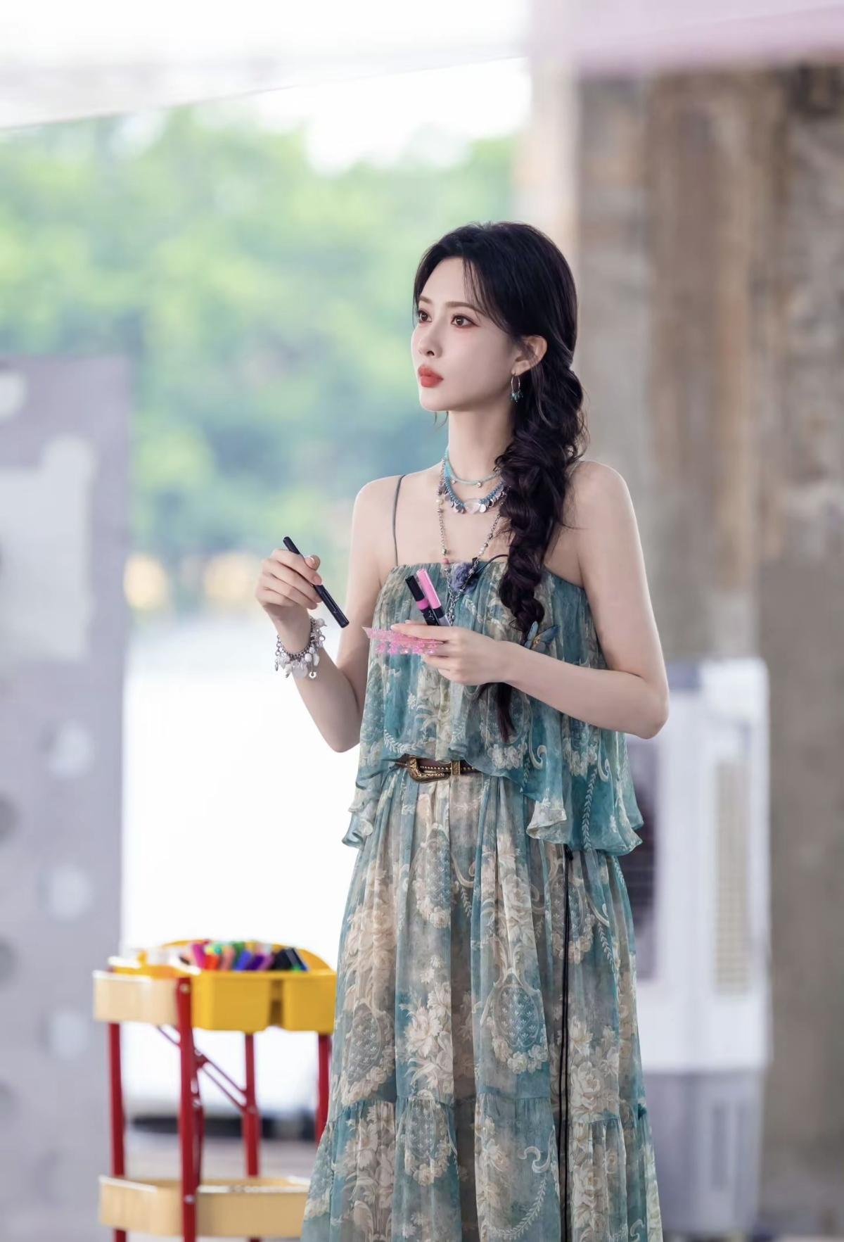 单麻花搭配绿调碎花长裙，孟子义温柔又有松弛感娱乐明星