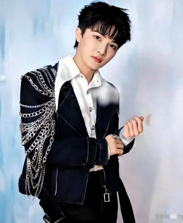 周深给娱乐圈上了一堂"蹲下来的课"春晚落幕，流量明星急着赶下一场通告时，周深