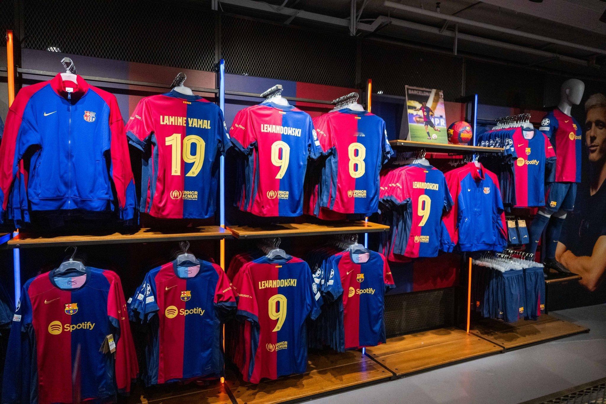 官方：上赛季球衣销量最多的球员们👕加维、亚马尔、莱万多夫斯基、佩德里和拉菲尼
