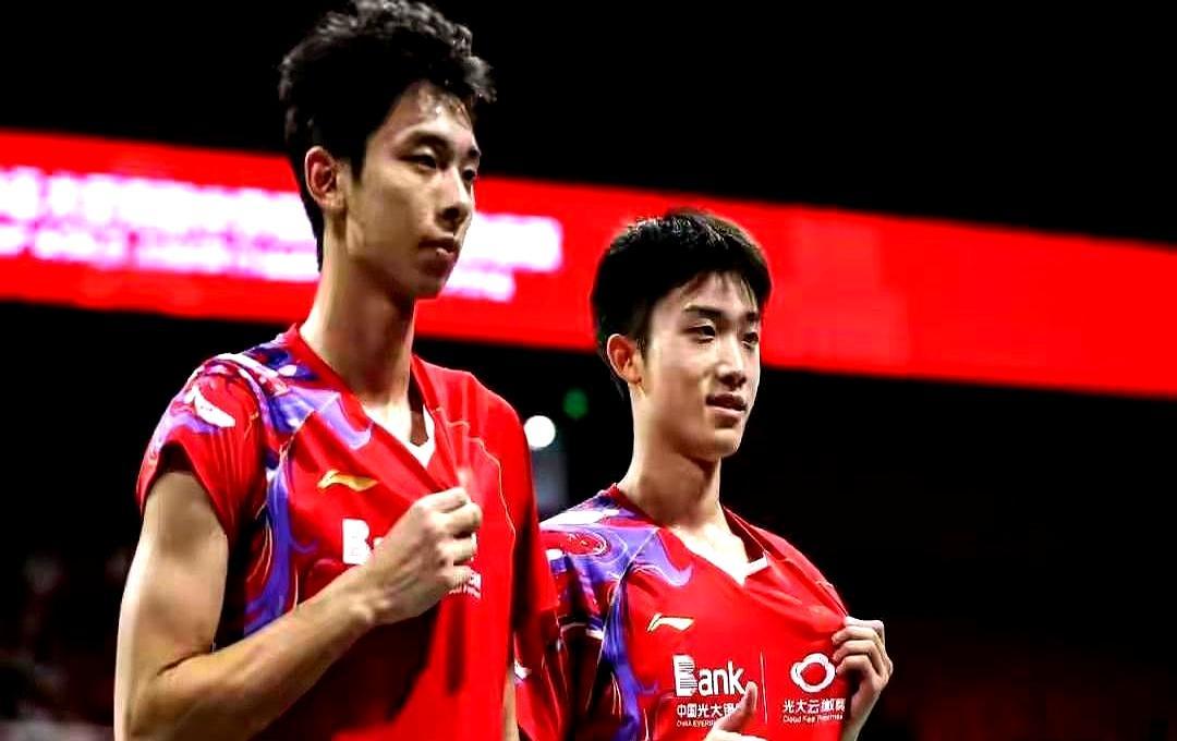 国羽男双天变了。队内选拔赛输球的组合，反手打进世界前45，这位置不是等来的，是抢