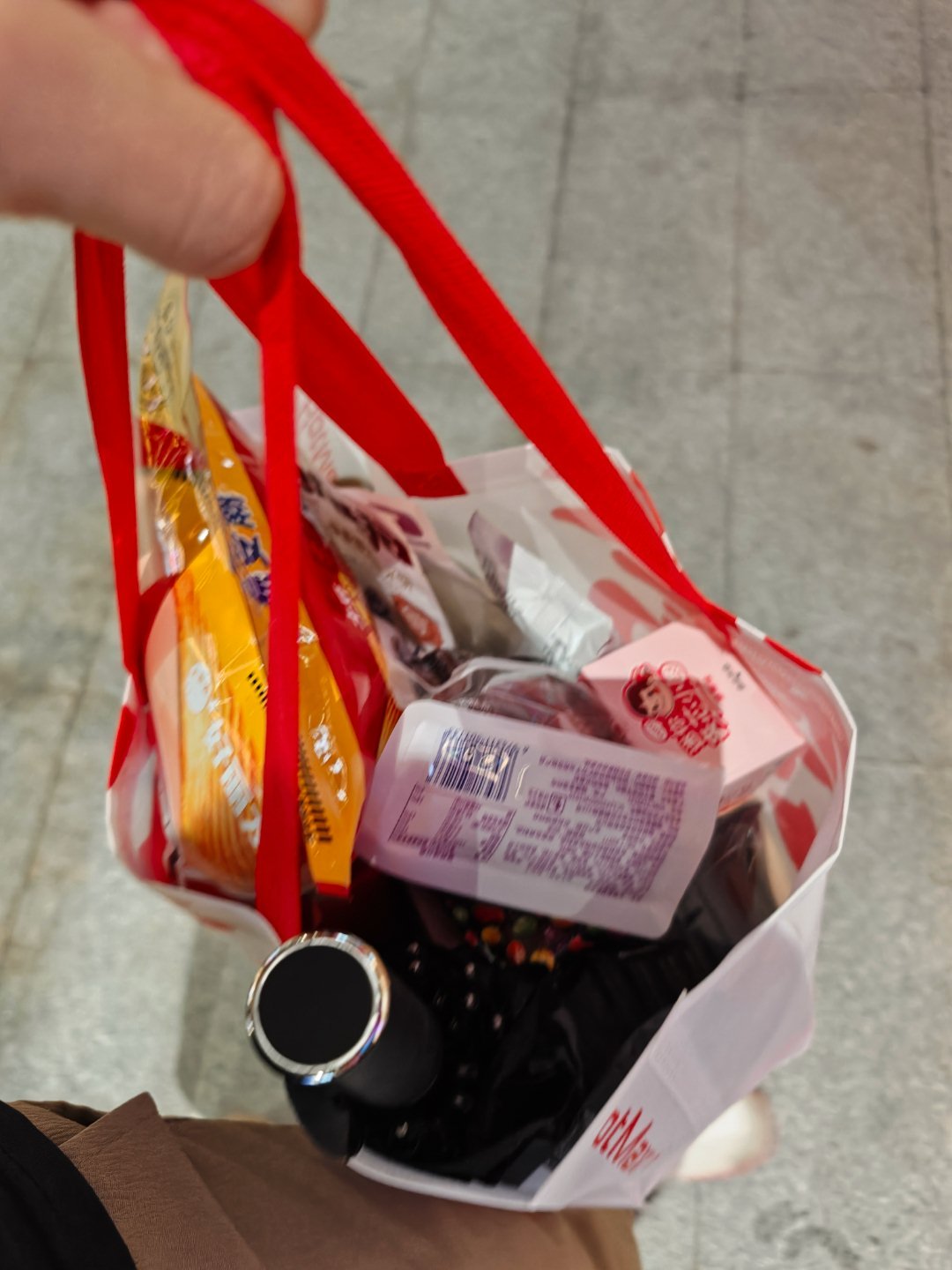 买了这么一大袋，有四五公斤重，才花了60多块，所以说人民币还是比较耐用的，主要还