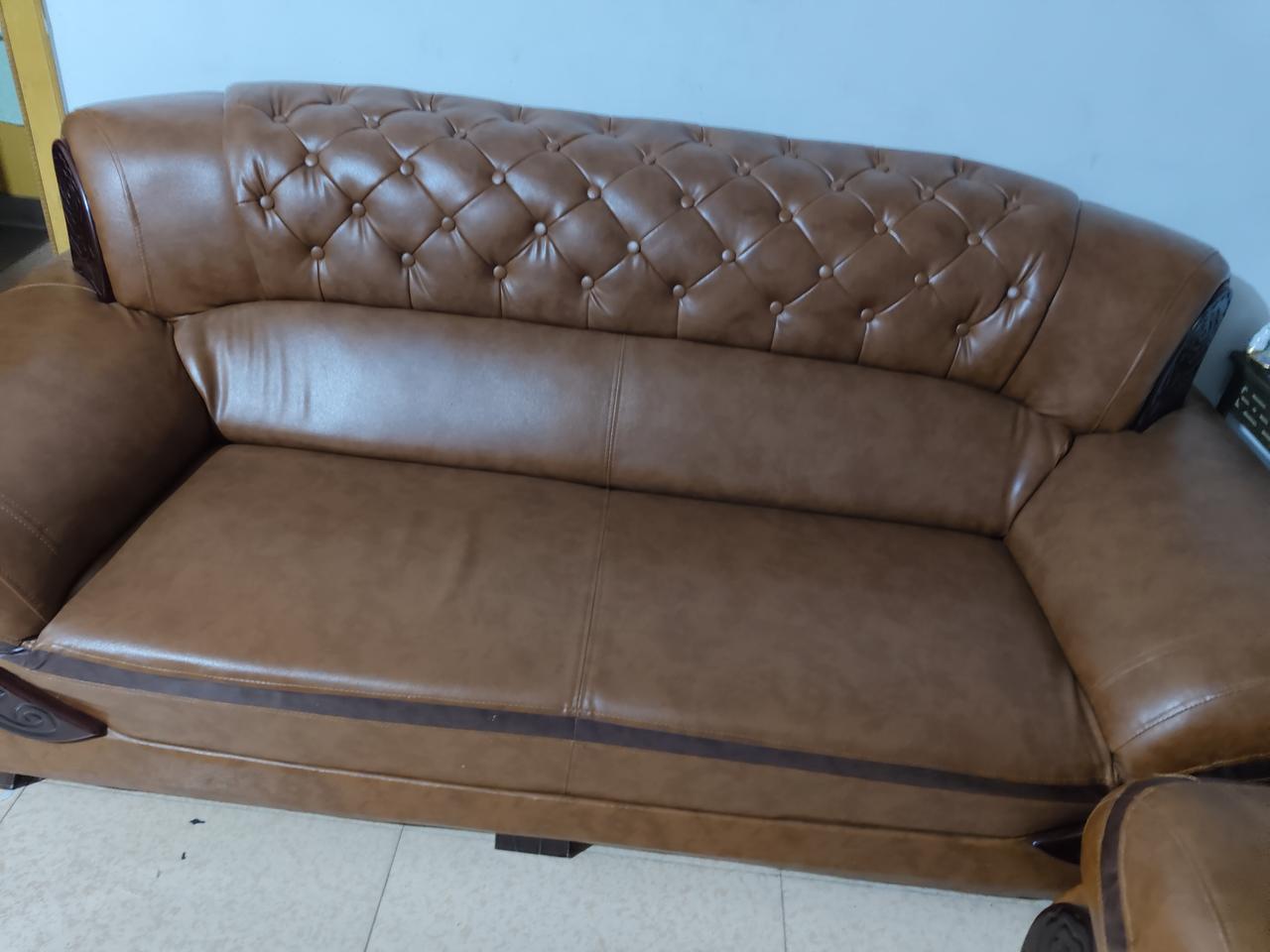 年底了，在家搞个卫生，发现光鲜亮丽的沙发也有它不为人知的一面，底部的遮挡布年久