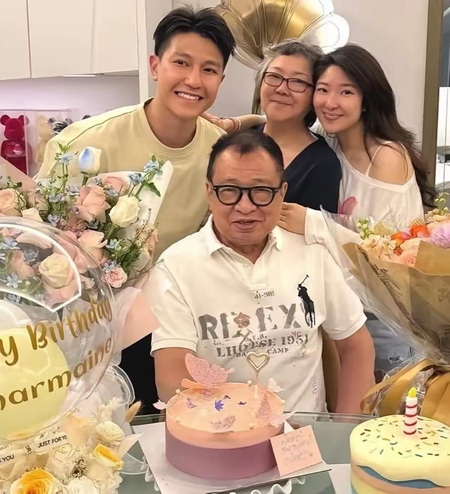 许绍雄离开了,但他在家庭里的角色比戏中更动人。43岁结婚时,妻子龙嬿而带着1