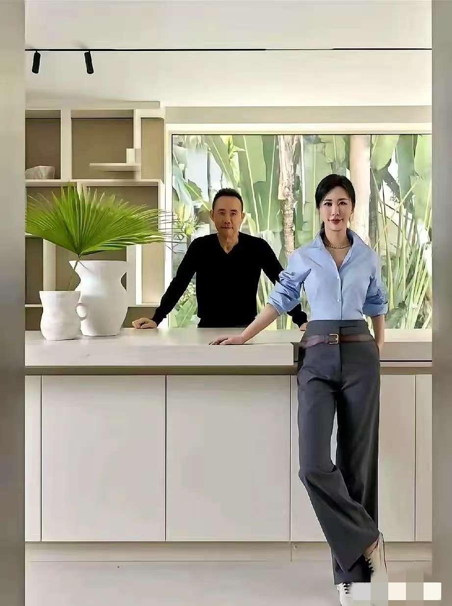 田朴珺当着段永平的面，说王石在家不洗碗。老爷子就在旁边听着，没吱声。我当