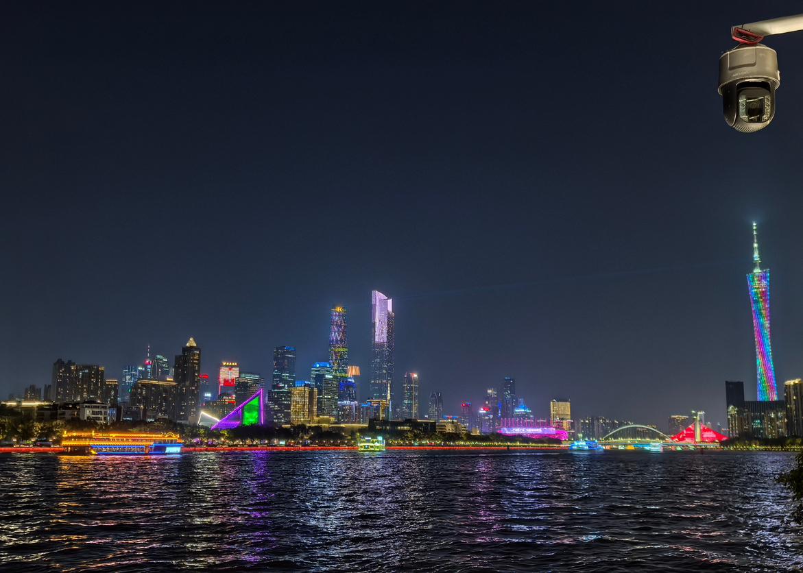 你说这事闹的——我家也刚装了个监控。就前两天的事。我妈今年83了，腿脚不