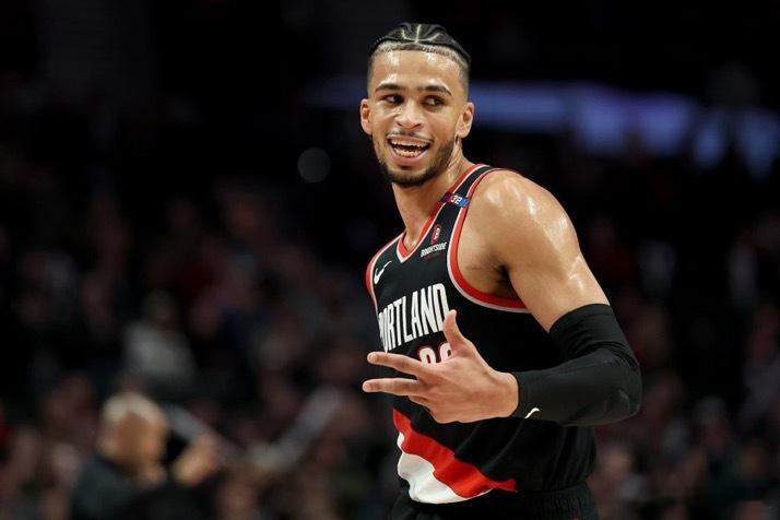 美记：湖人和开拓者正在就一笔交易进行深入谈判，该交易将把防守侧翼球员图马尼·卡马