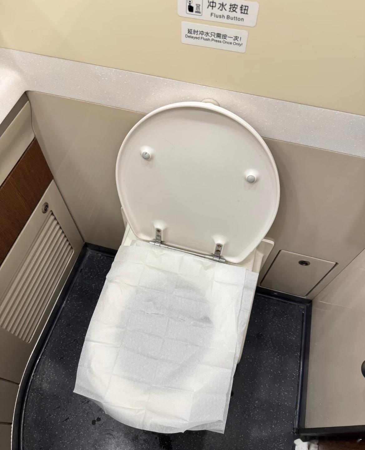 不懂就问，高铁马桶垫纸是这样用的吗？
