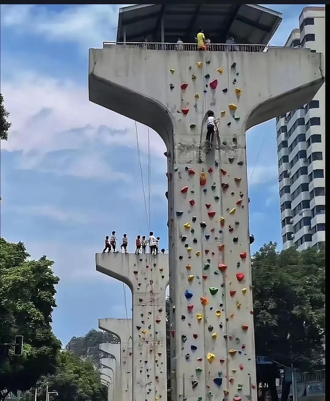 柳州人民实在太有创造力了，这完全就是废物再利用，当时柳州要新建轻轨，但是没有获得