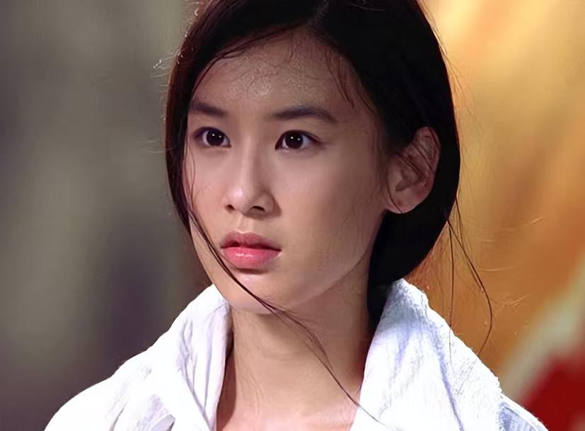 《再见爱人4》里那个唯唯诺诺的黄圣依，离婚才1年，直接杀疯了。以前在杨子面前