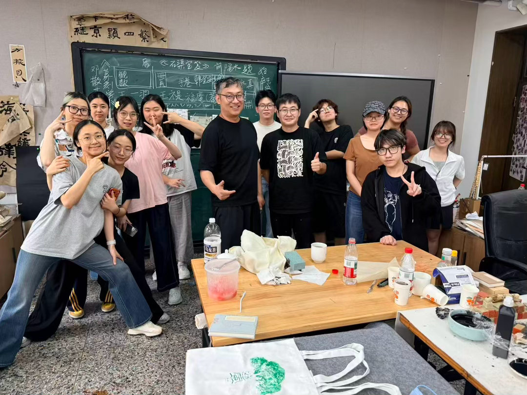 你们下课，放假。我赶紧开车来棚里录天赐，一个学期好快啊。