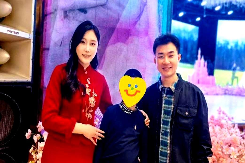 郭德纲的干儿子陶阳终于露面了，回门宴照片一传出来，评论区直接炸了锅。你看那