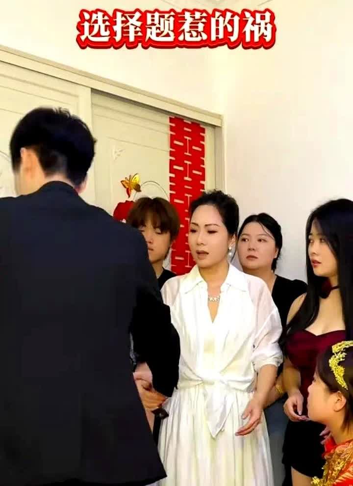 又一个被闺蜜坑惨的新娘，结婚当天，男子单膝跪地问新娘愿意嫁给他吗？新娘为