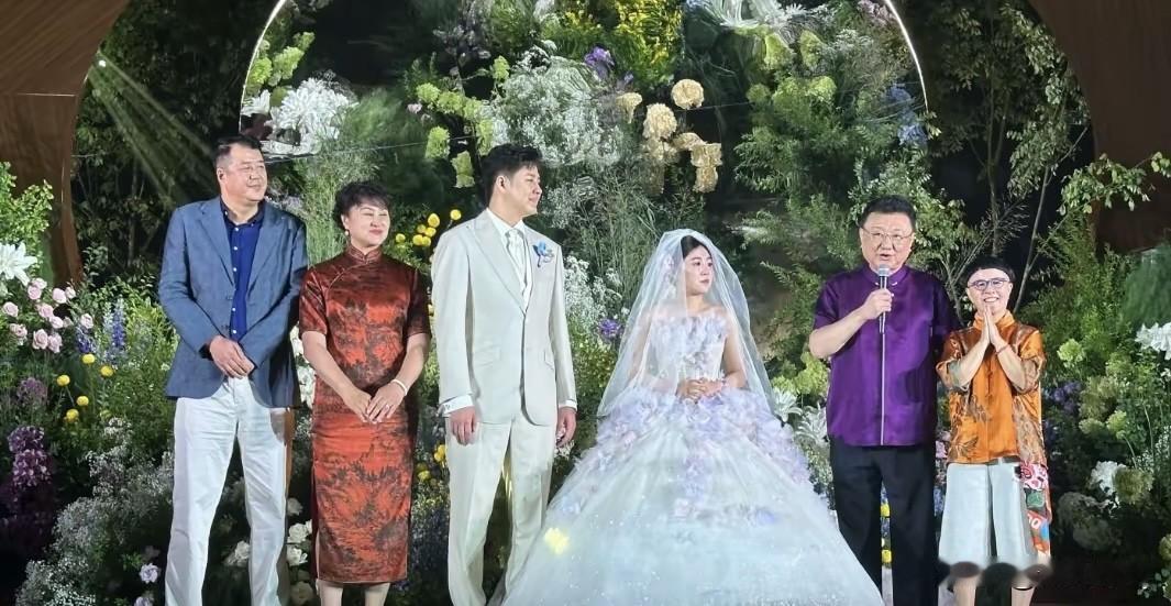 山外有山人外人，金龟子找了一个大高个王宁做老公，没想到女儿娃娃找了一个更高的老公