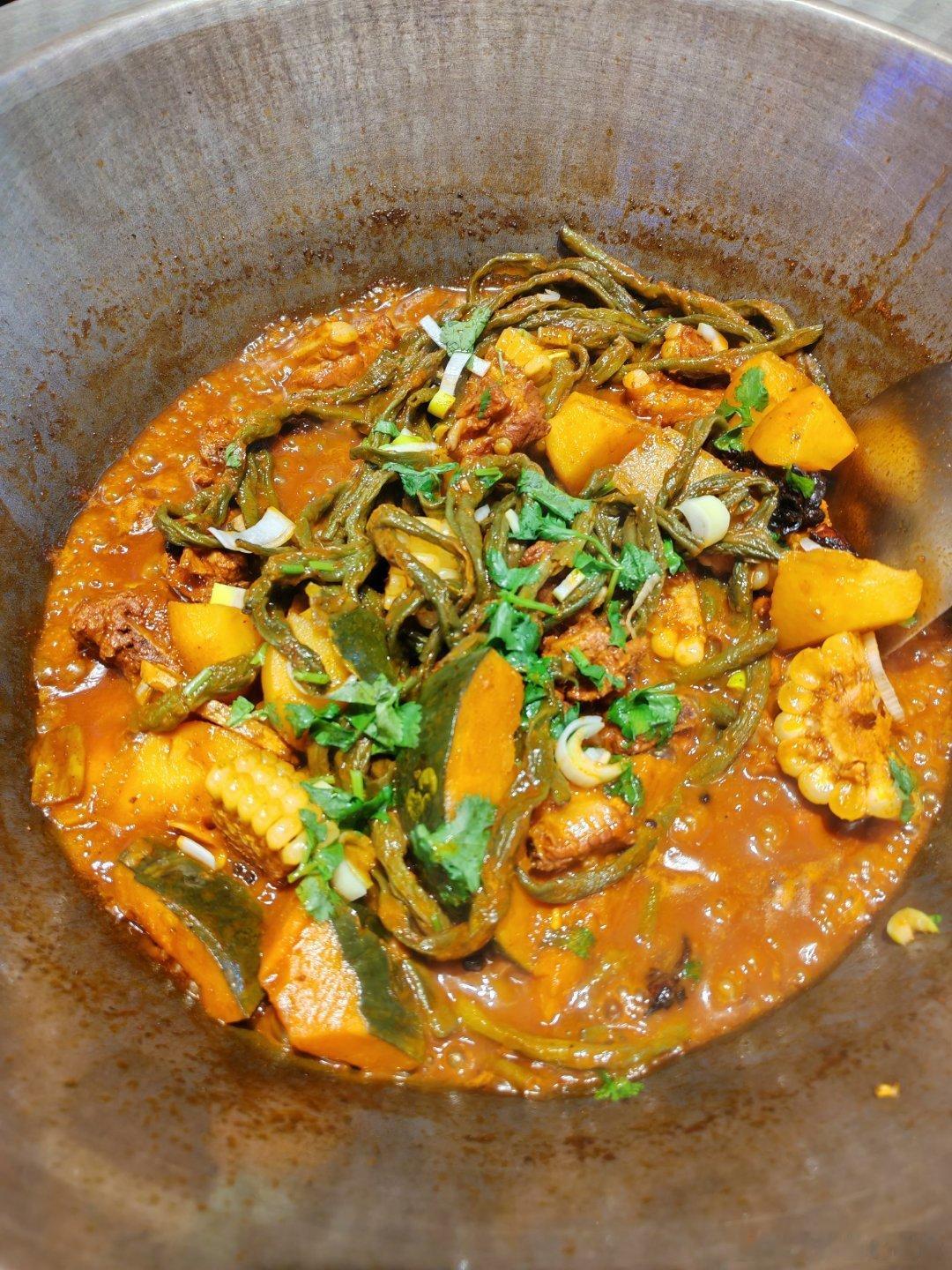 中午吃东北铁锅炖，一共7桌客户，餐饮不好做啊。