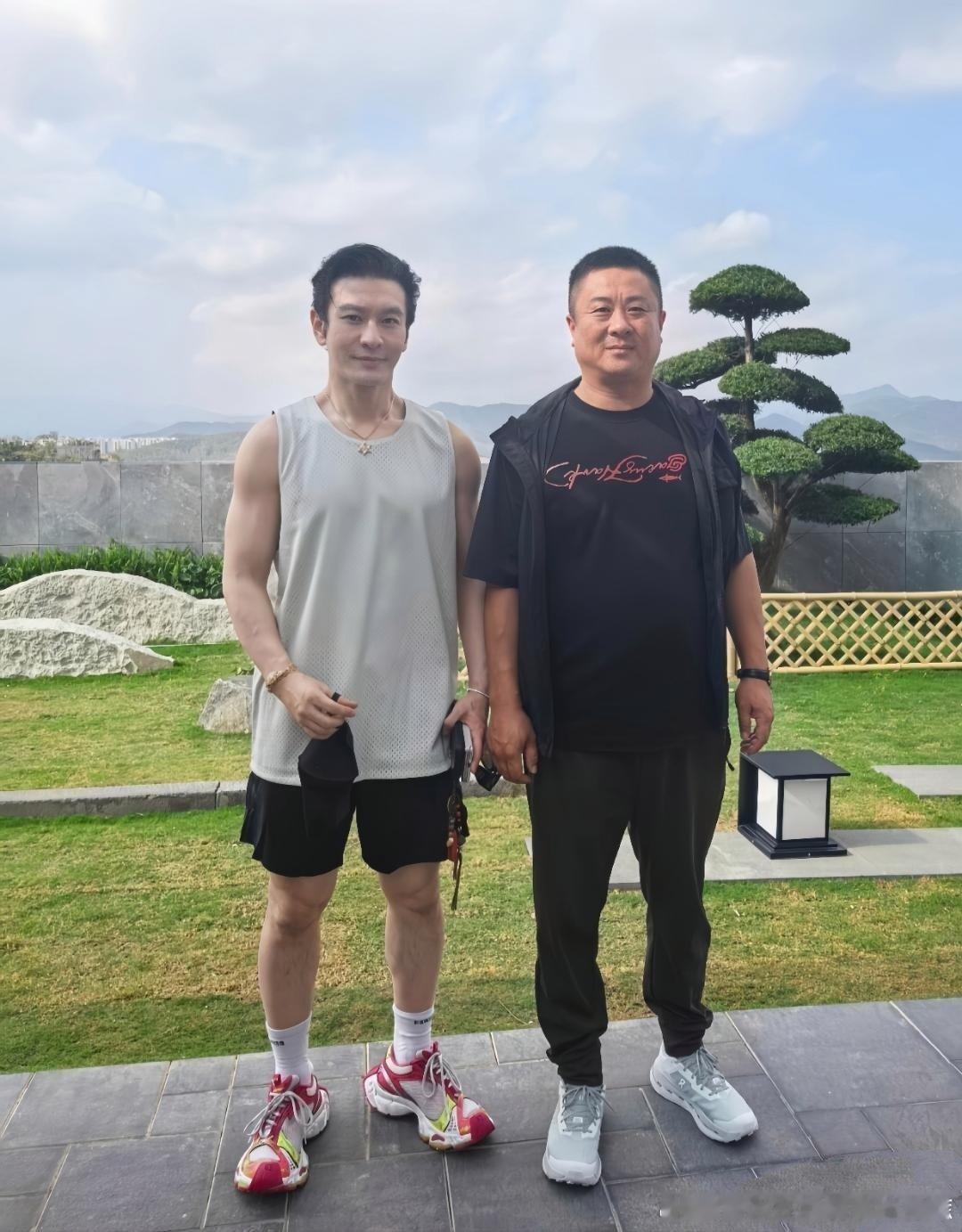 50岁黄晓明在海南三亚度假酒店跑步被偶遇，他穿着无袖上衣，身材看起来很壮硕。他的身形比例很一般，即使
