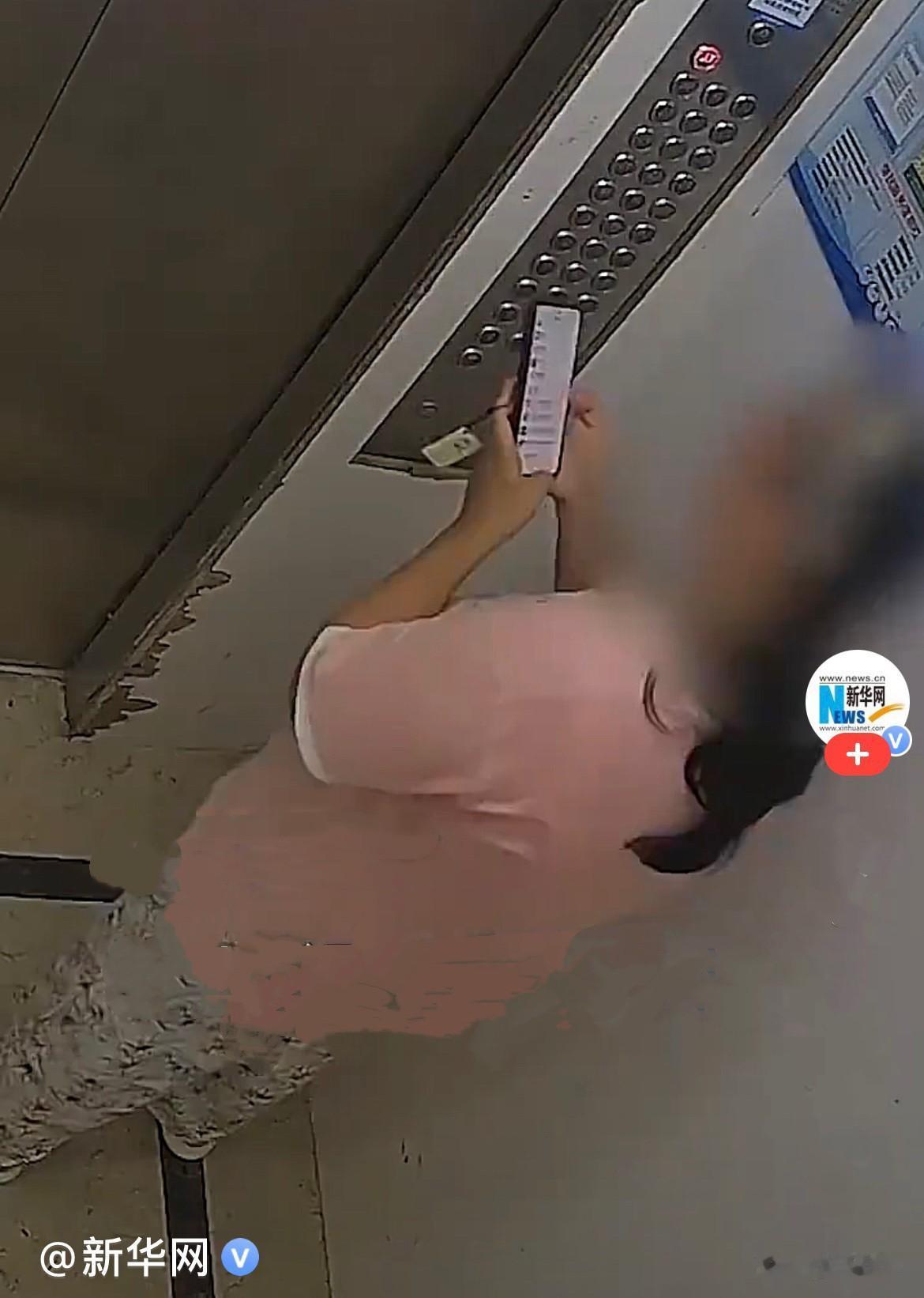 近日，湖南株洲消防员吴雄幸正处于休假期间，深夜乘坐电梯回家。电梯上行时，一双眼通