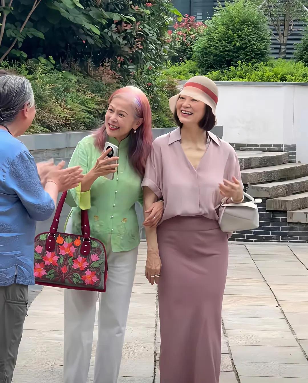 71岁的林青霞吊打同龄人，牛👍美人迟暮，仍然是美人，气质太棒了，这是照片里看