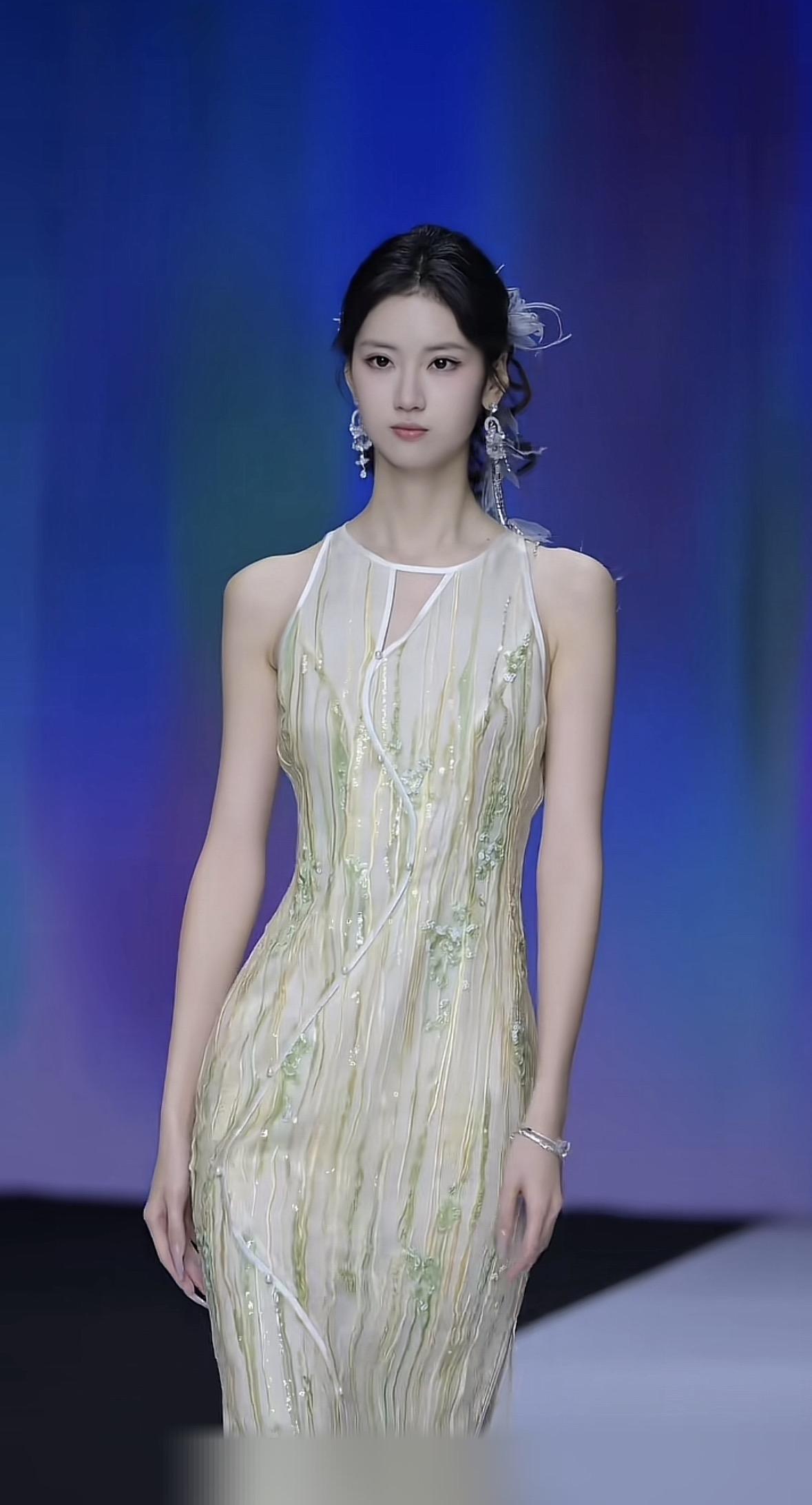 【中国改良版旗袍到底有多美！】中国改良版旗袍的美，是传统风骨与现代审美的巧妙融