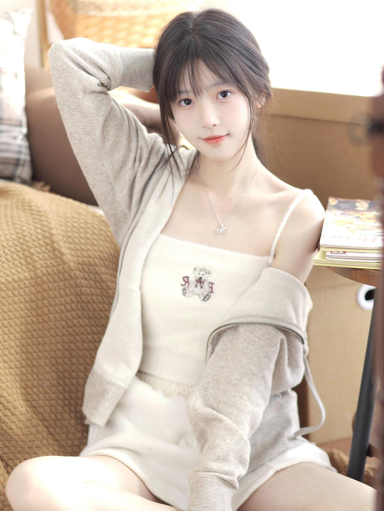 超可爱水灵灵美女日系高清居家写真（9.8分）