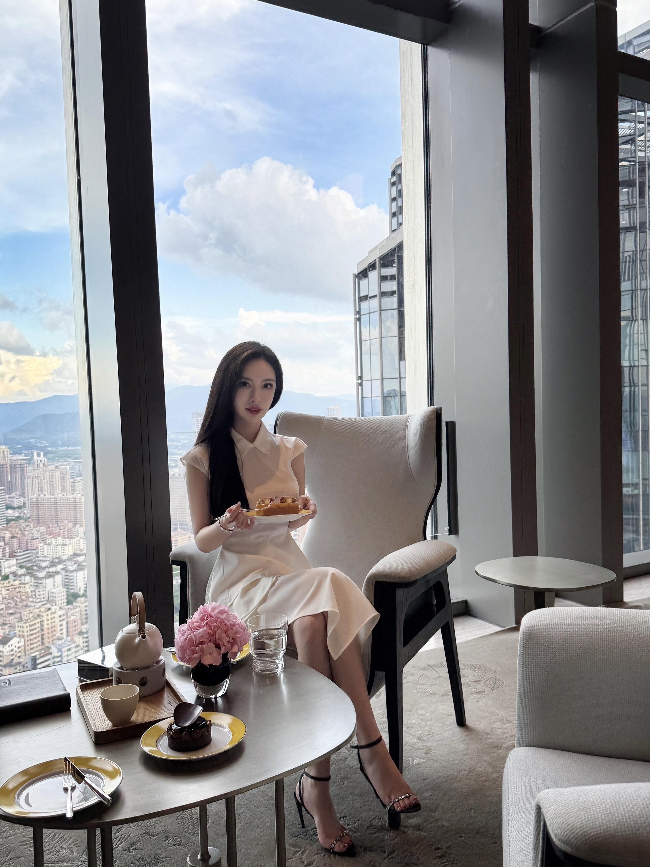 我能从一千个从我身边经过的人中听出你的脚步声，因为那九百九十九个人的脚...
