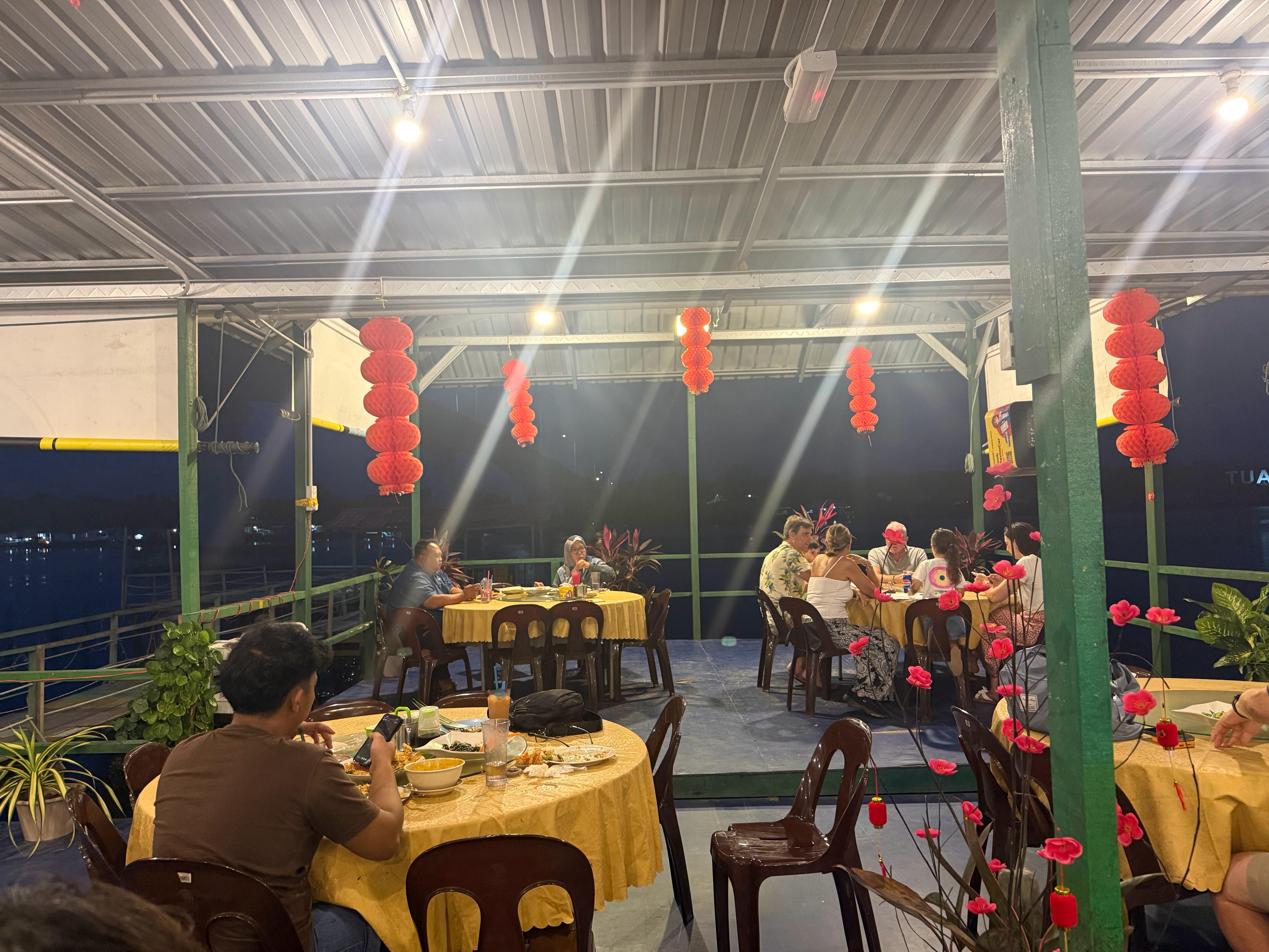 逃离游客区，找个小鱼排吃饭