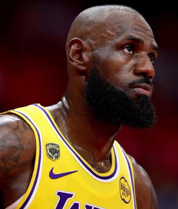 詹姆斯VS火箭：G1：19分13助攻8篮板G2：28分7助攻8篮板G3：2