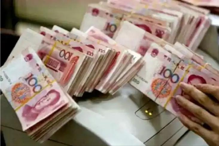 为什么要刺激穷人消费，而不是刺激富人消费？因为说白了，富人赚钱容易花钱难，而只有