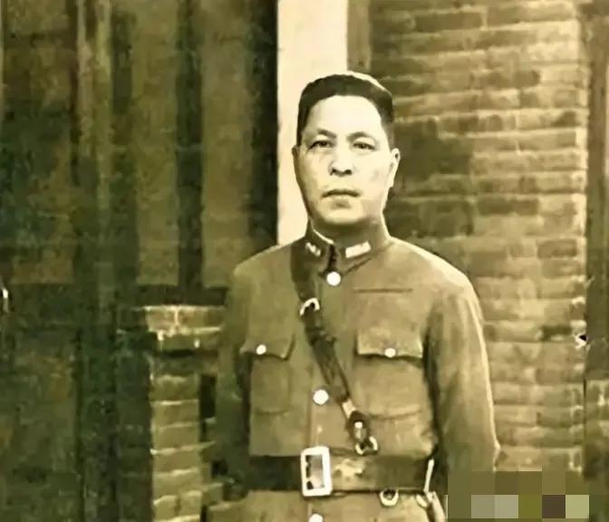 1947年11月，解放军给郏县的国军中将武庭麟送去劝降信，武庭麟下令将送信人杀掉