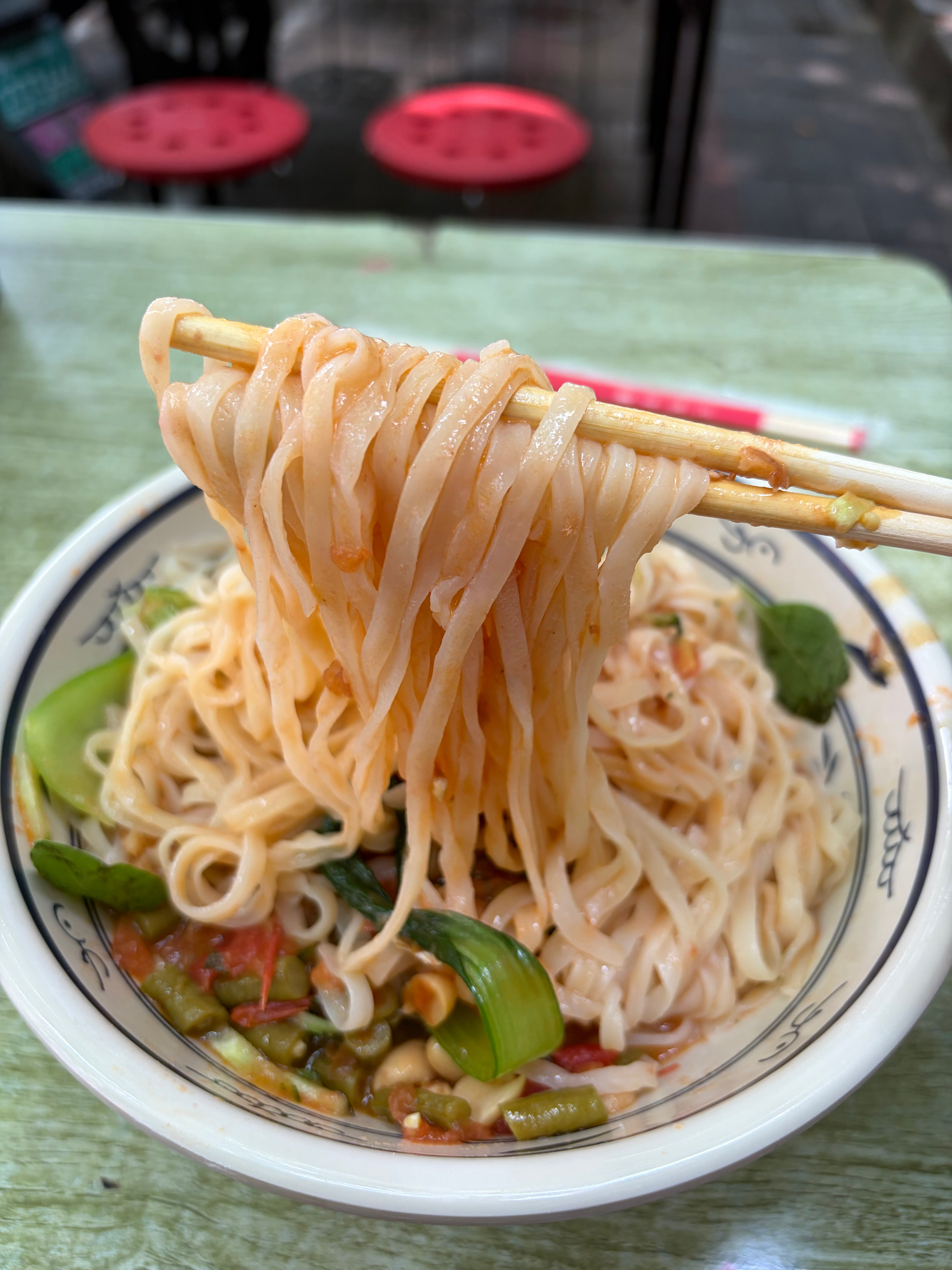 每日一餐分享河南人中午常吃的一种面条，叫鸡蛋番茄捞面，份量很大，不用加面都能吃