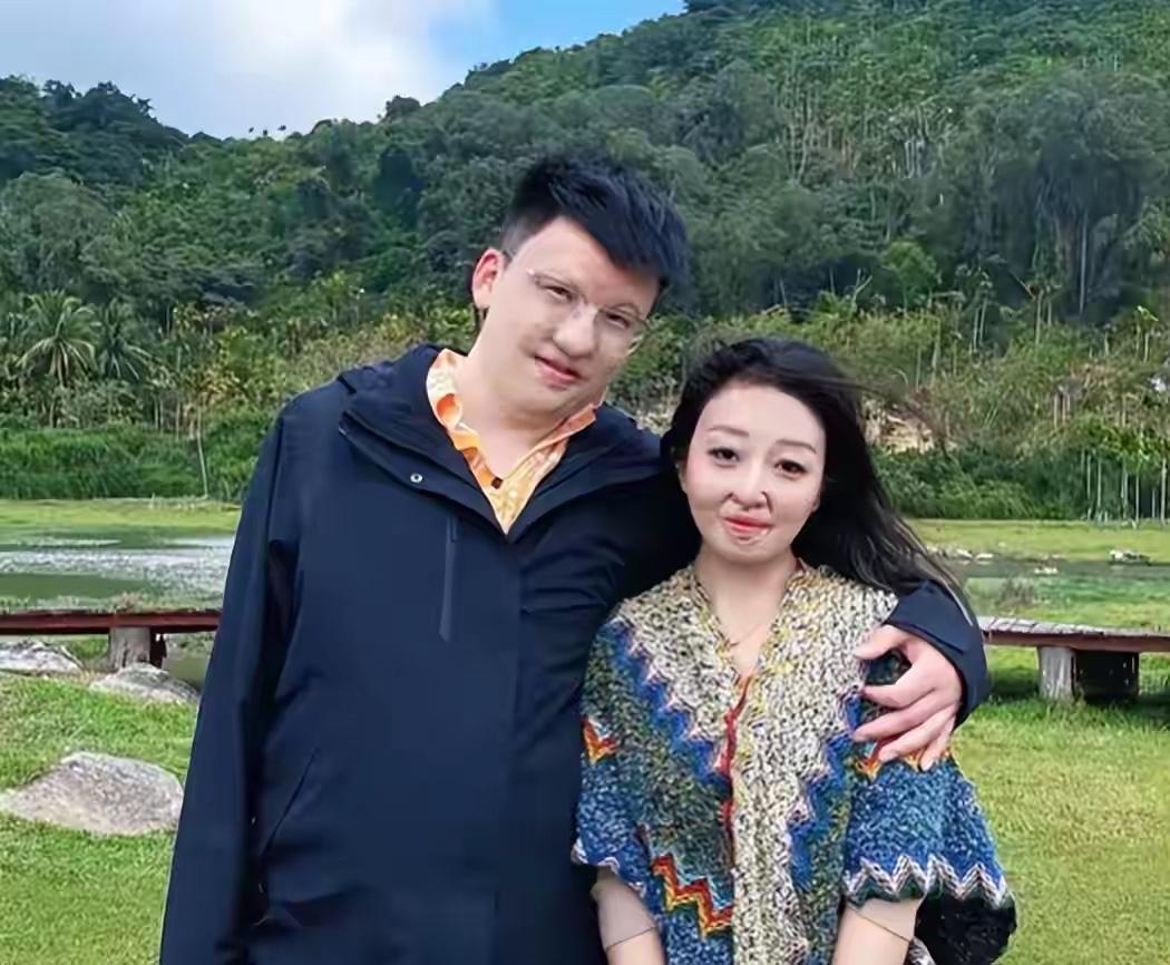 5月27日，浙江杭州一对曾被烧伤的情侣晒出结婚证收获全网祝福：“527谐音是我爱